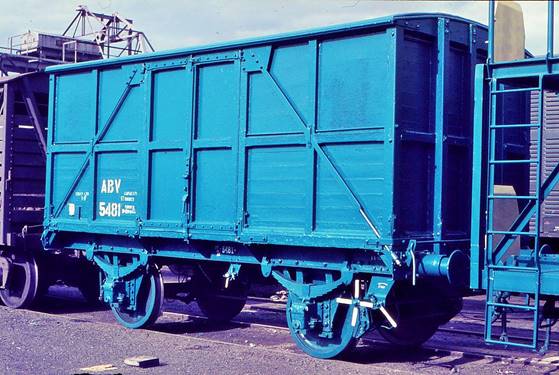 A picture containing outdoor, transport, train, blue

Description automatically generated