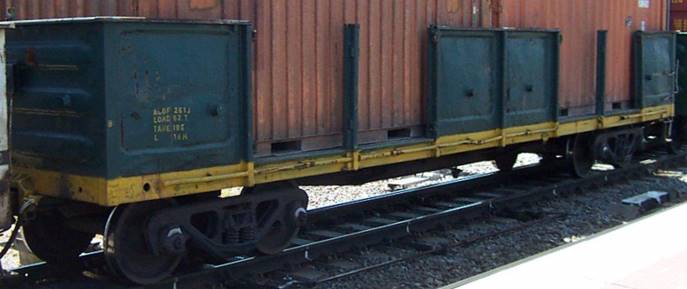 A train on a steel track

Description automatically generated