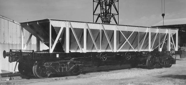 A picture containing outdoor, bridge, building, old

Description automatically generated